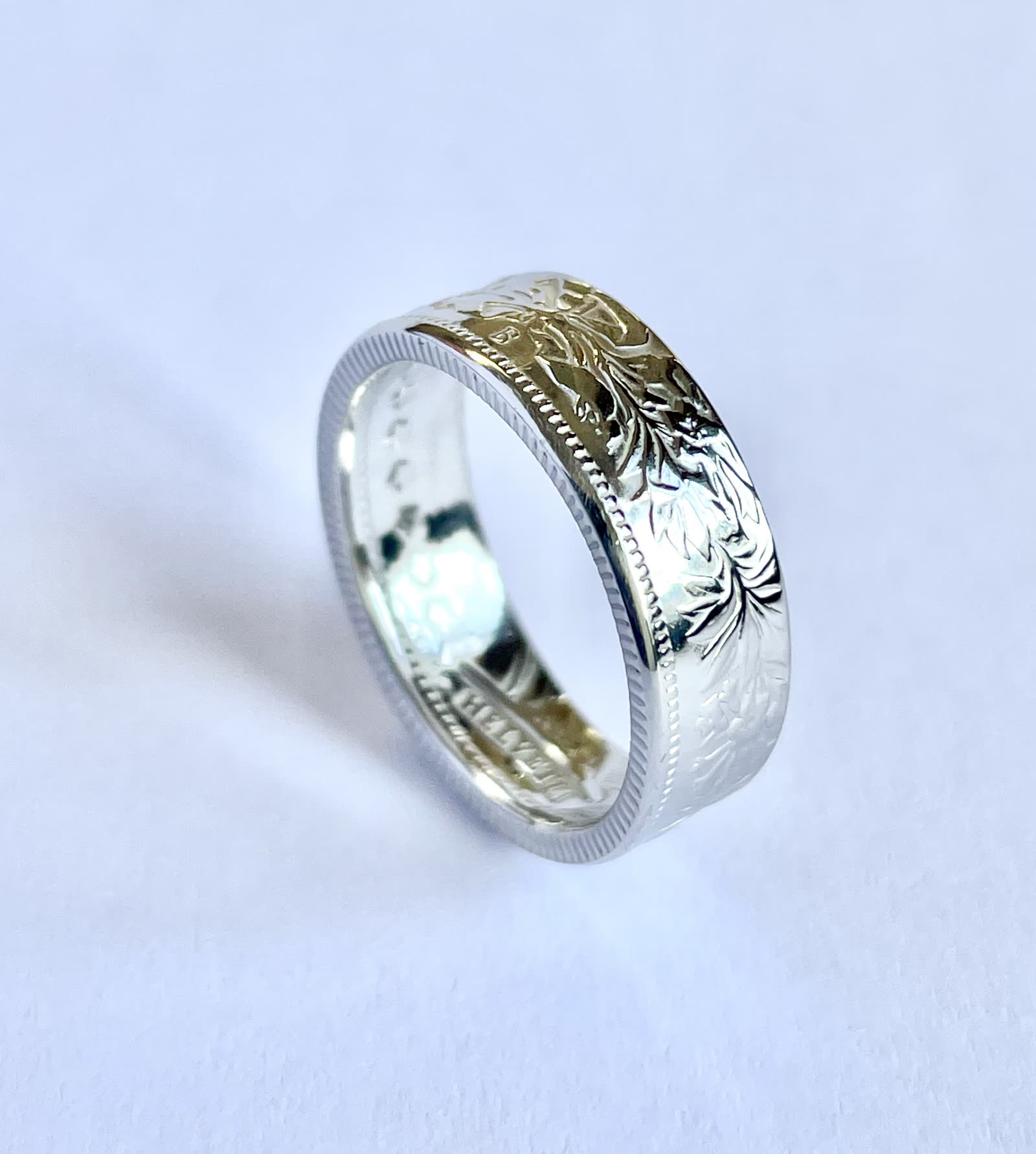 La Double date, bague ciselée dans la pièce