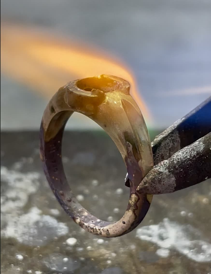 La flamme du chalumeau sur une bague en cours de fabrication