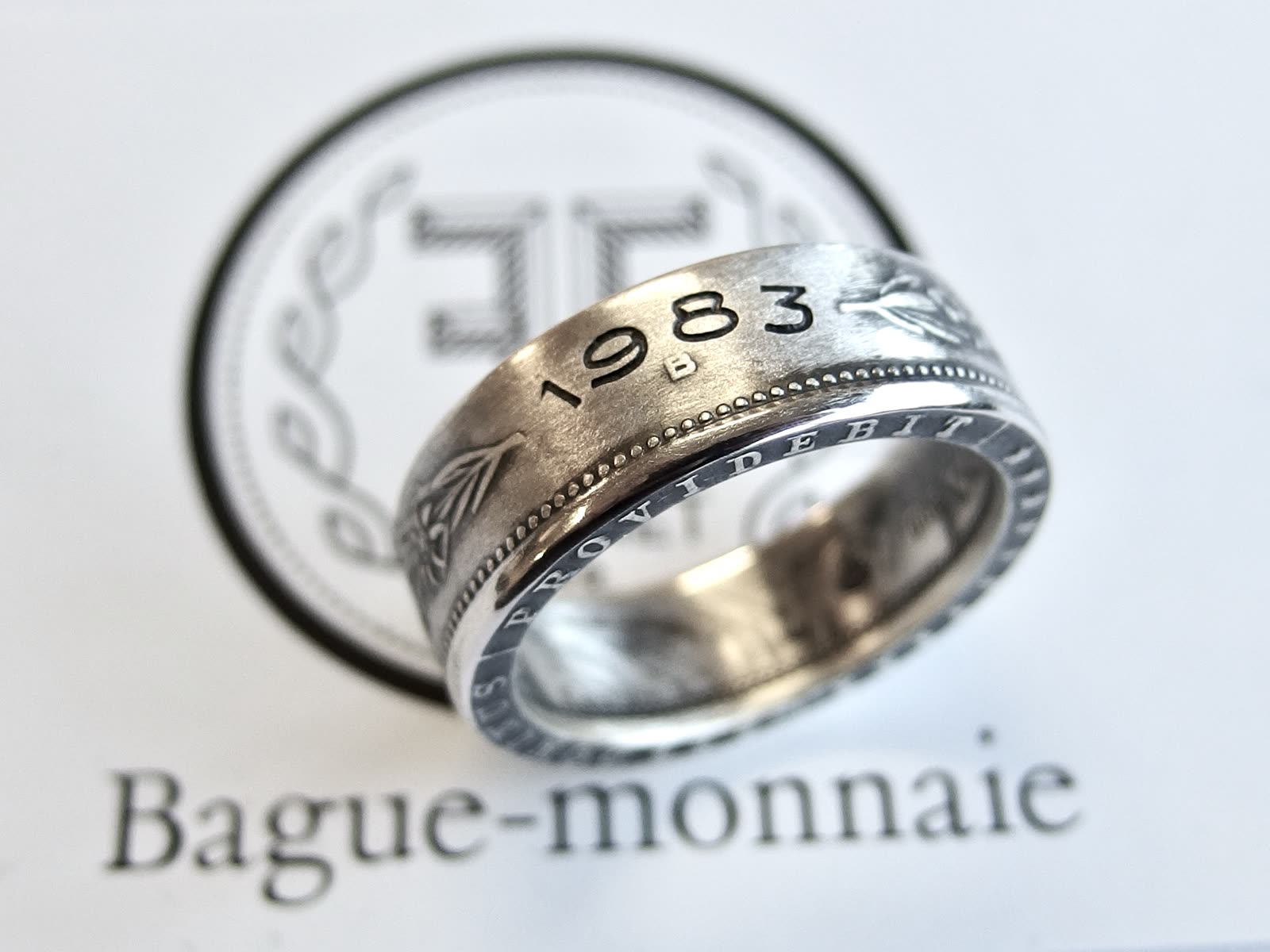Bague-monnaie 1983, la date frappée bien lisible