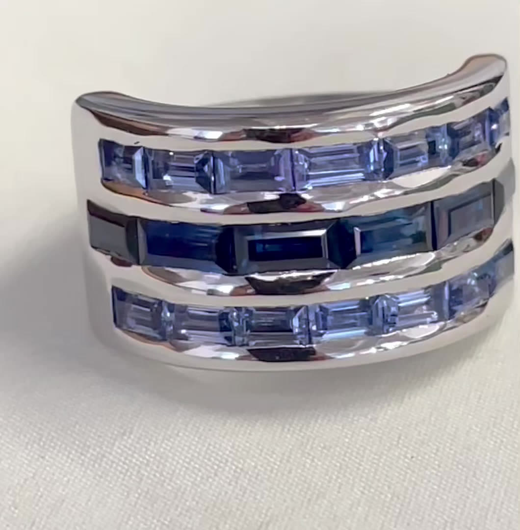 Bague aux saphirs baguettes sertis sur trois rangs