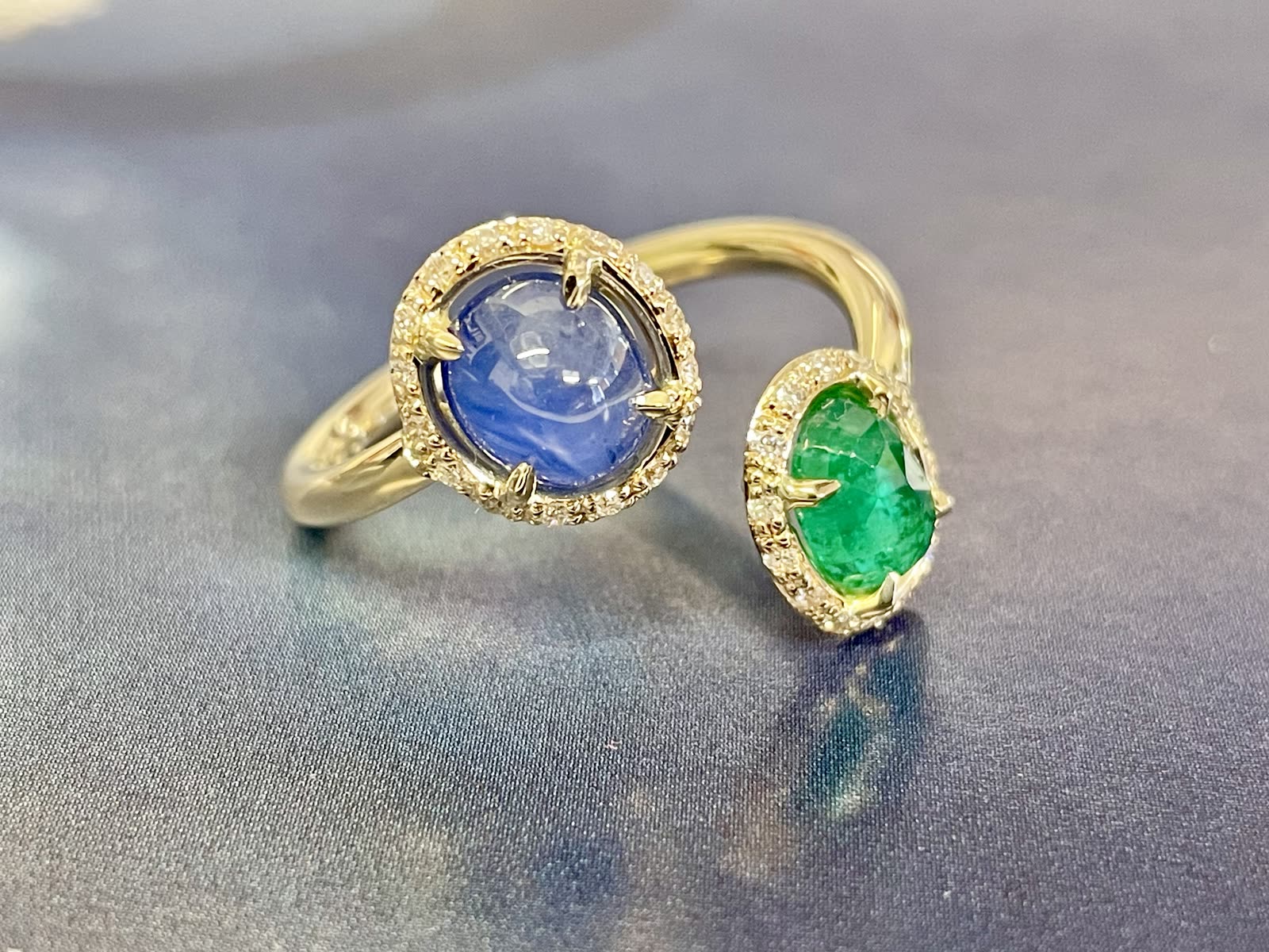 Bague toi-et-moi, saphir et émeraude sur or