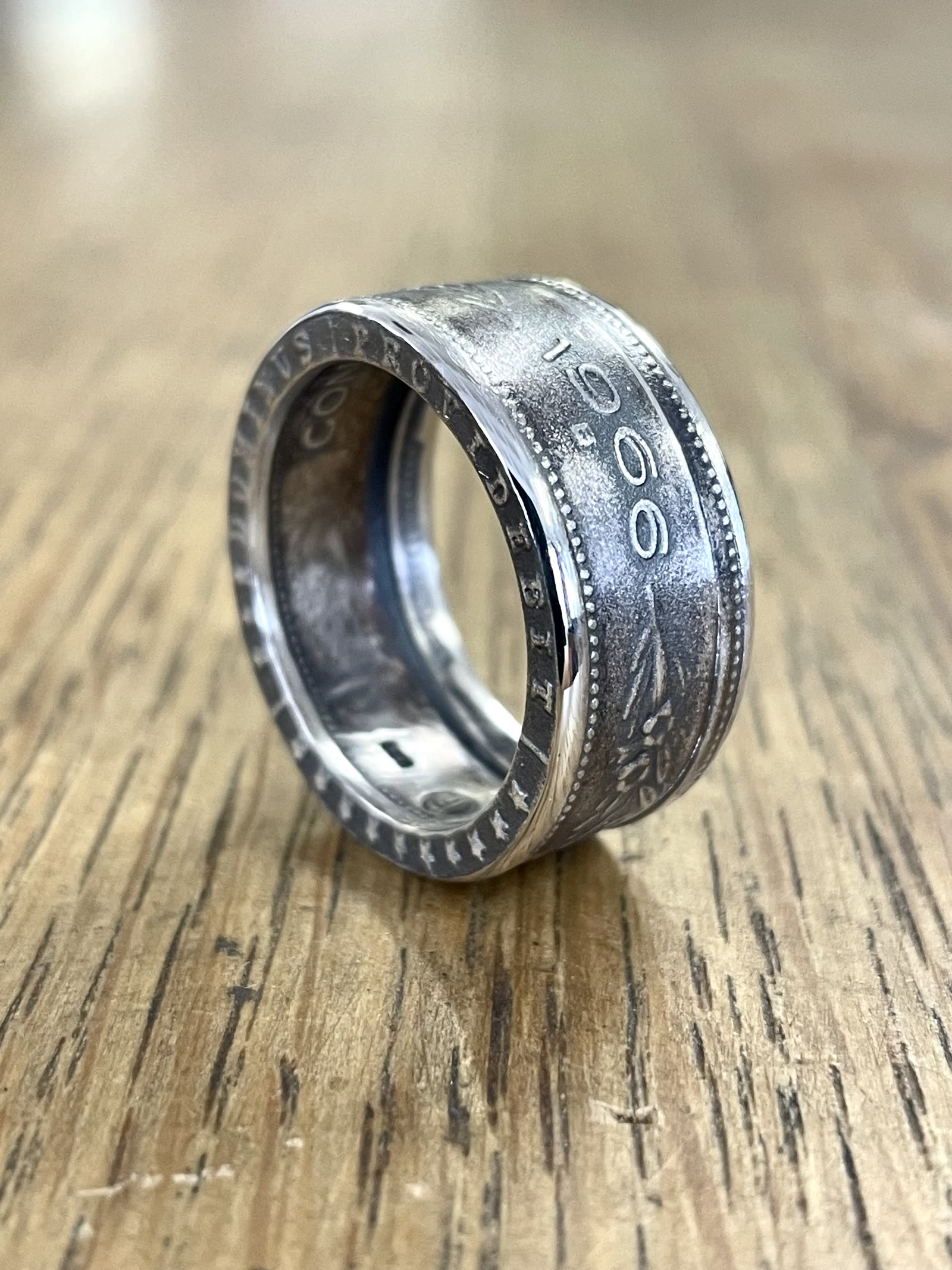 Bague HELVETIA, le lettrage de la tranche conservé